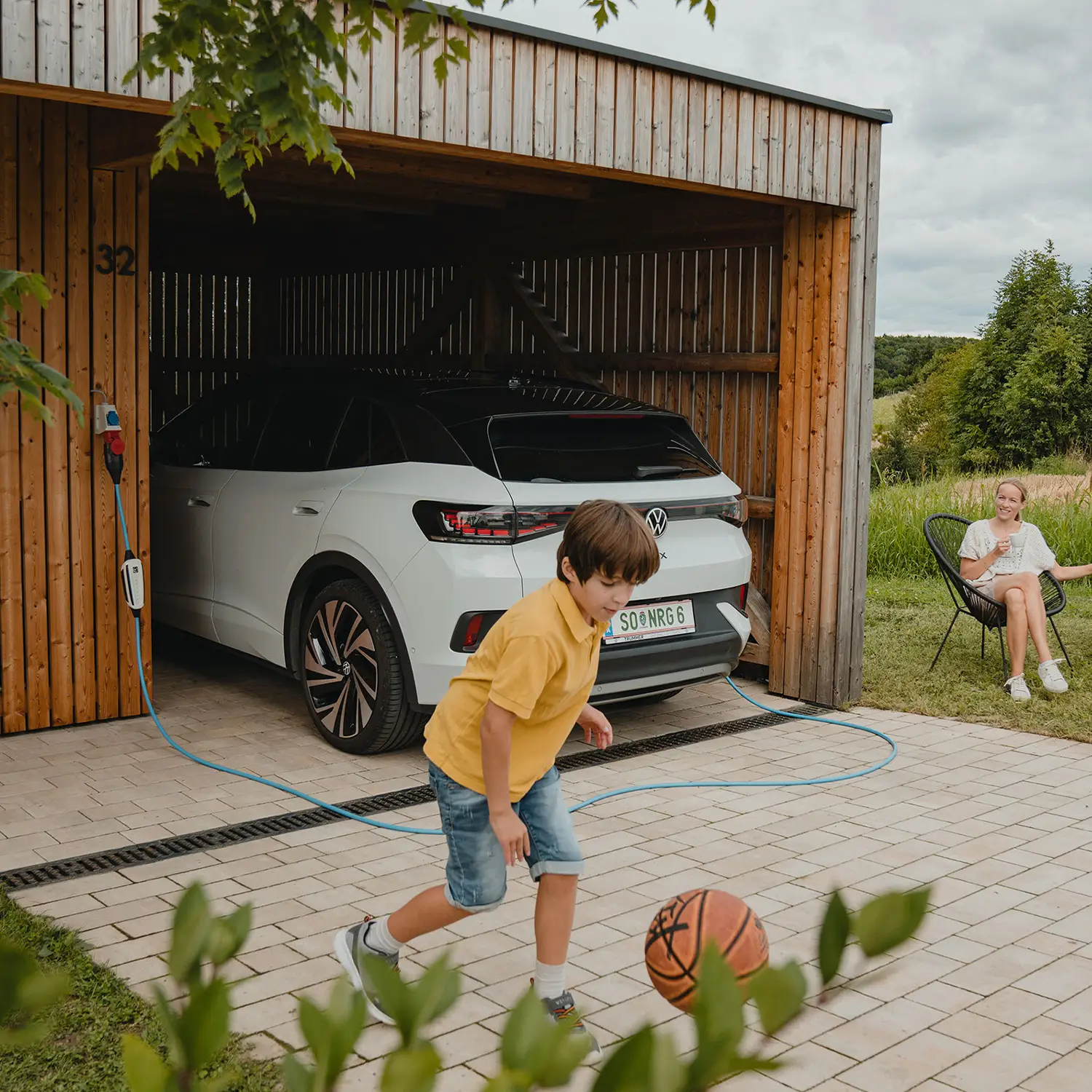 Zuhause Elektroauto laden: Familie nutzt NRGkick-Wallbox.