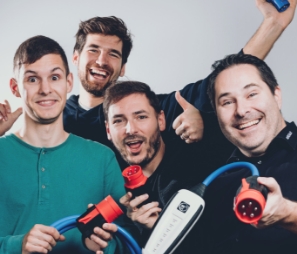 Vier DiniTech Mitarbeiter halten NRGkick.