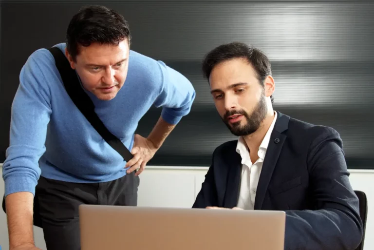 Fuhrparkleiter und Mitarbeiter sehen sich gemeinsam eine Ladelösung an.