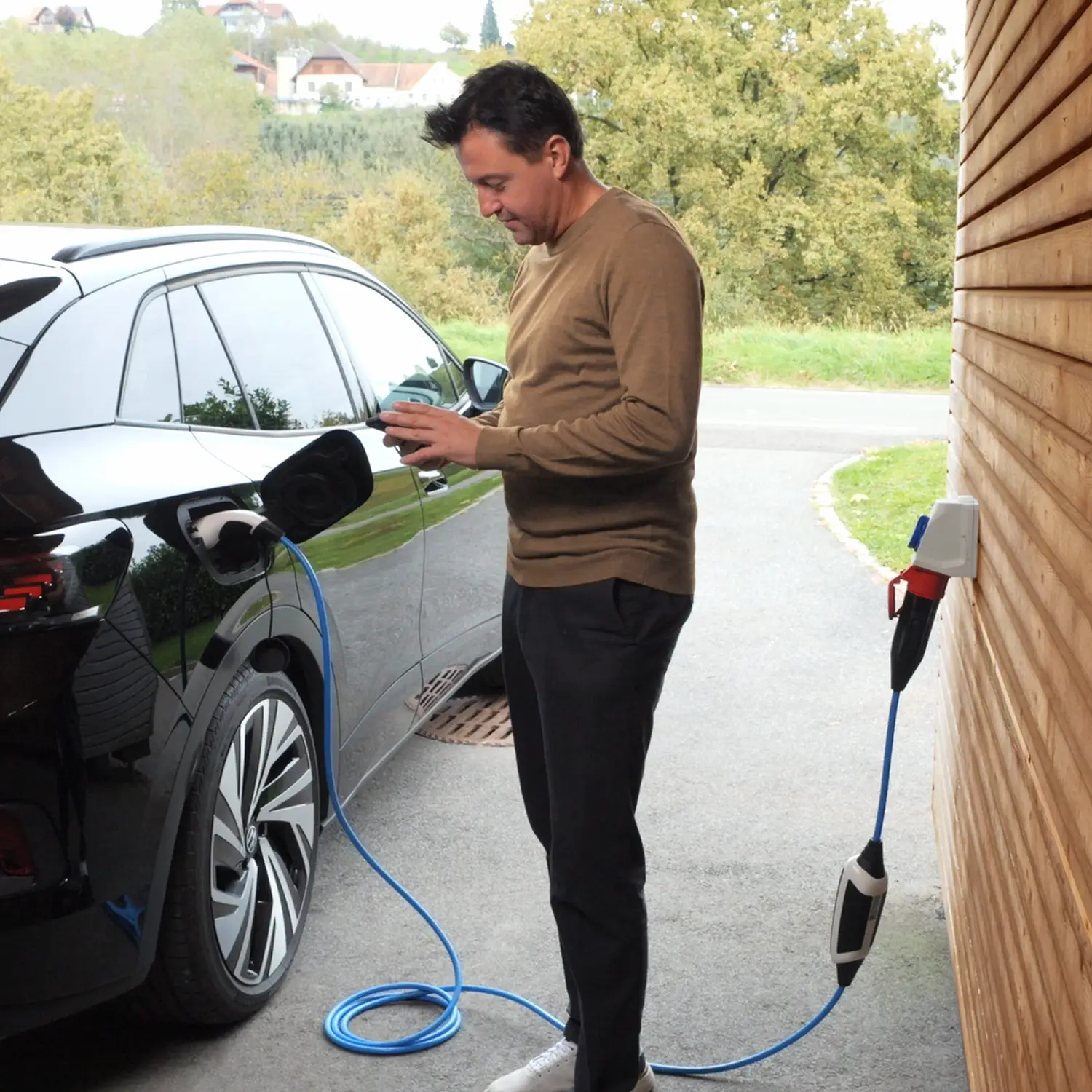Mitarbeiter lädt Firmenwagen zuhause mit NRGkick-Wallbox.