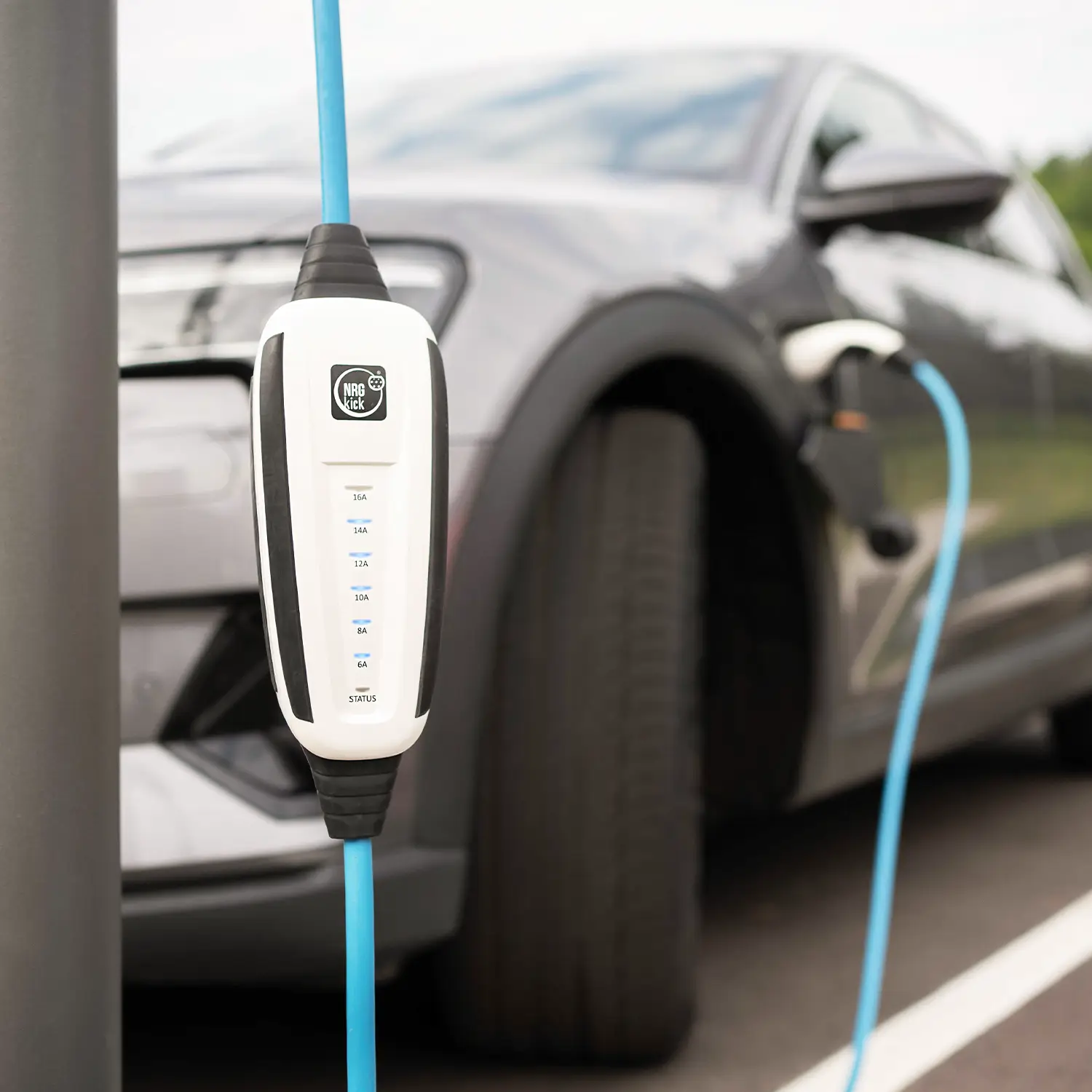 Firmenwagen wird mit NRGkick-Wallbox geladen.
