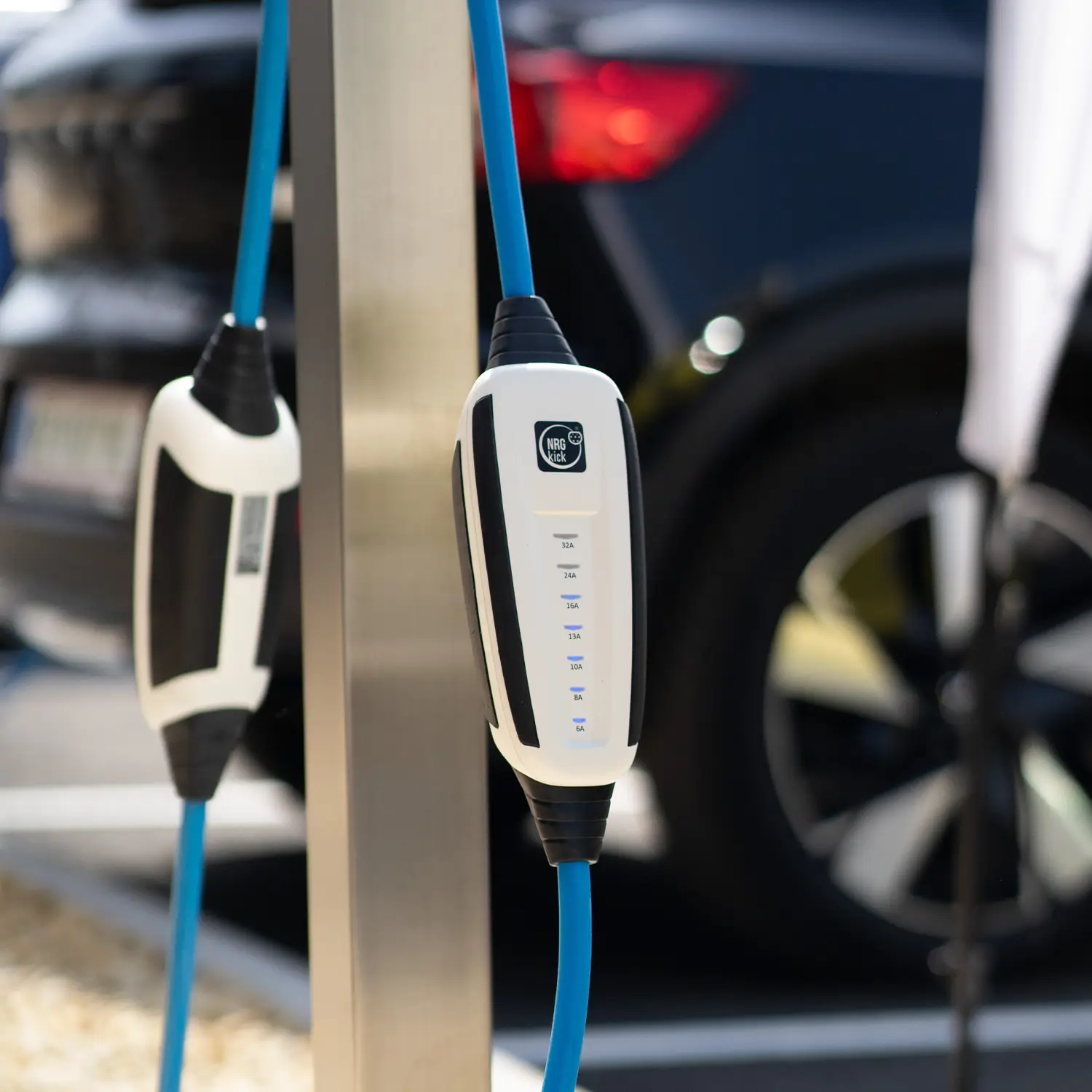 NRGkick-Wallbox lädt ein Elektroauto – mobile Ladelösung für Unternehmen.