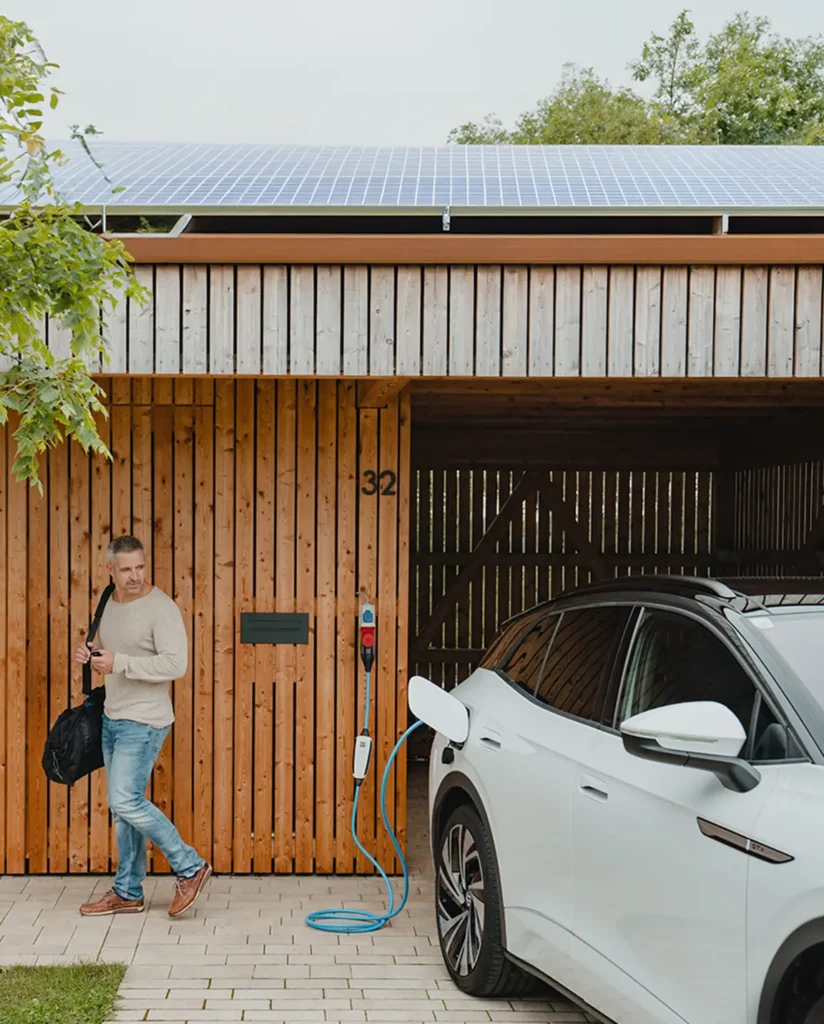 Elektroauto lädt zuhause an NRGkick-Wallbox per PV-Überschussstrom.