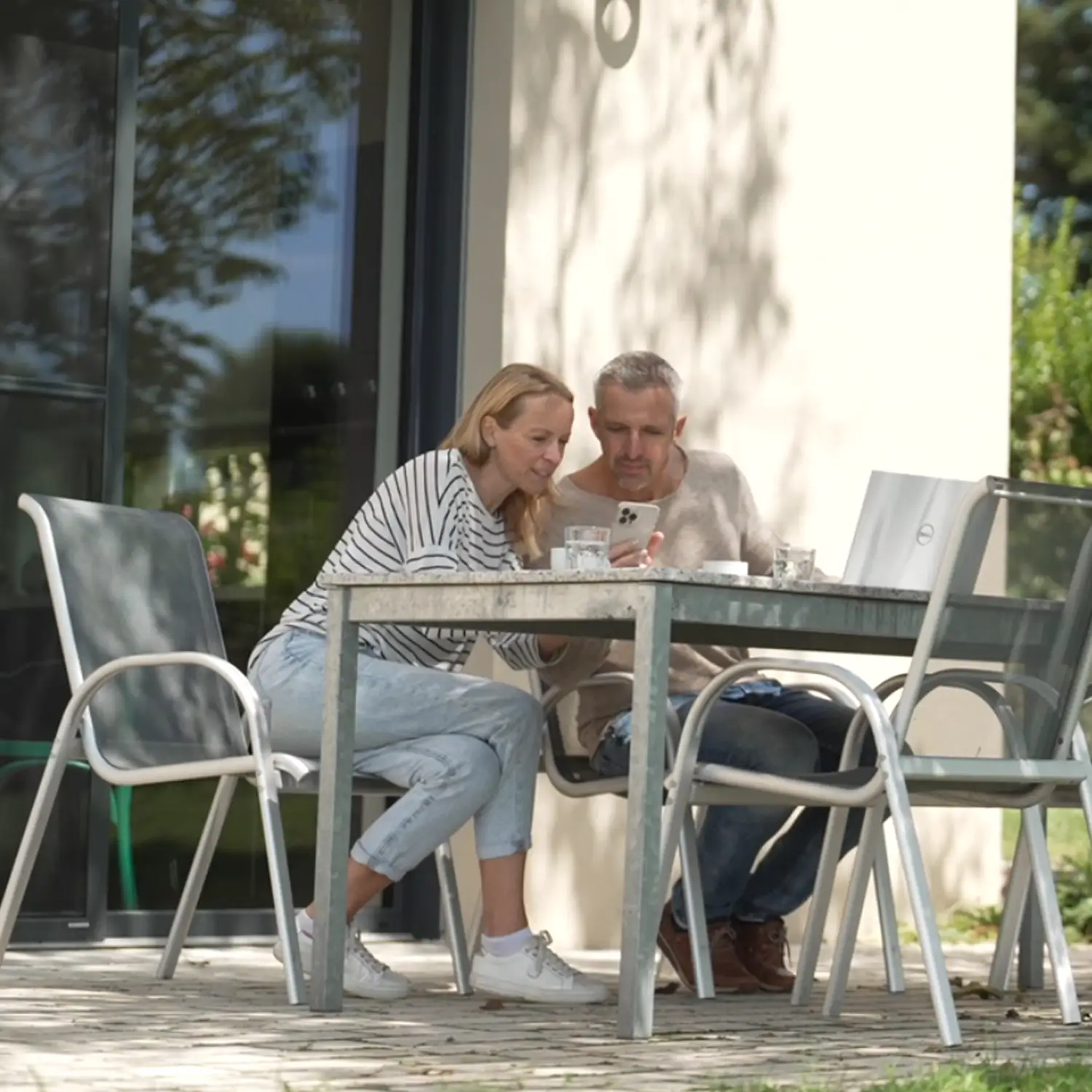Ein Paar bei der NRGkick Kaufabwicklung.