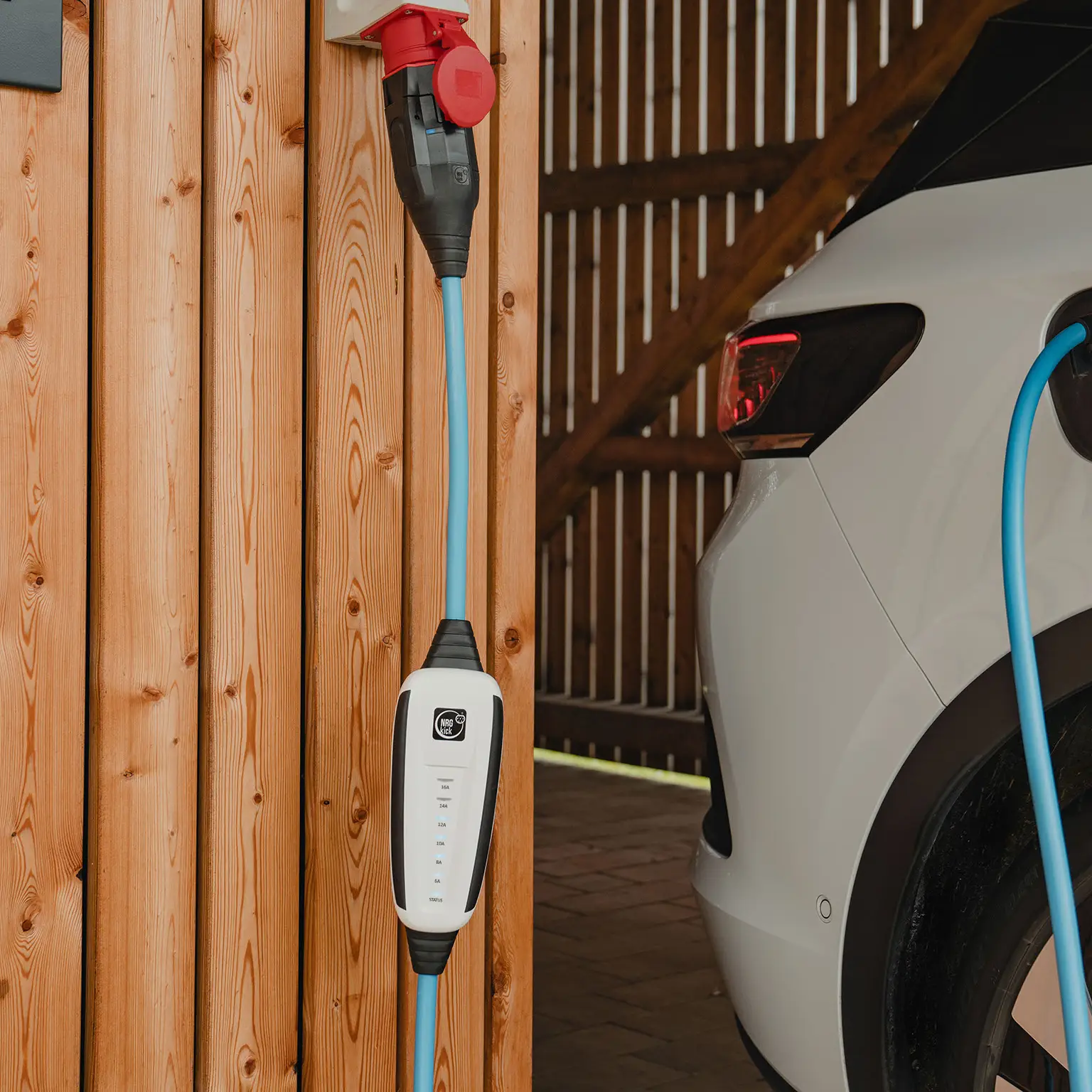 NRGkick 11 kW charge la voiture électrique.