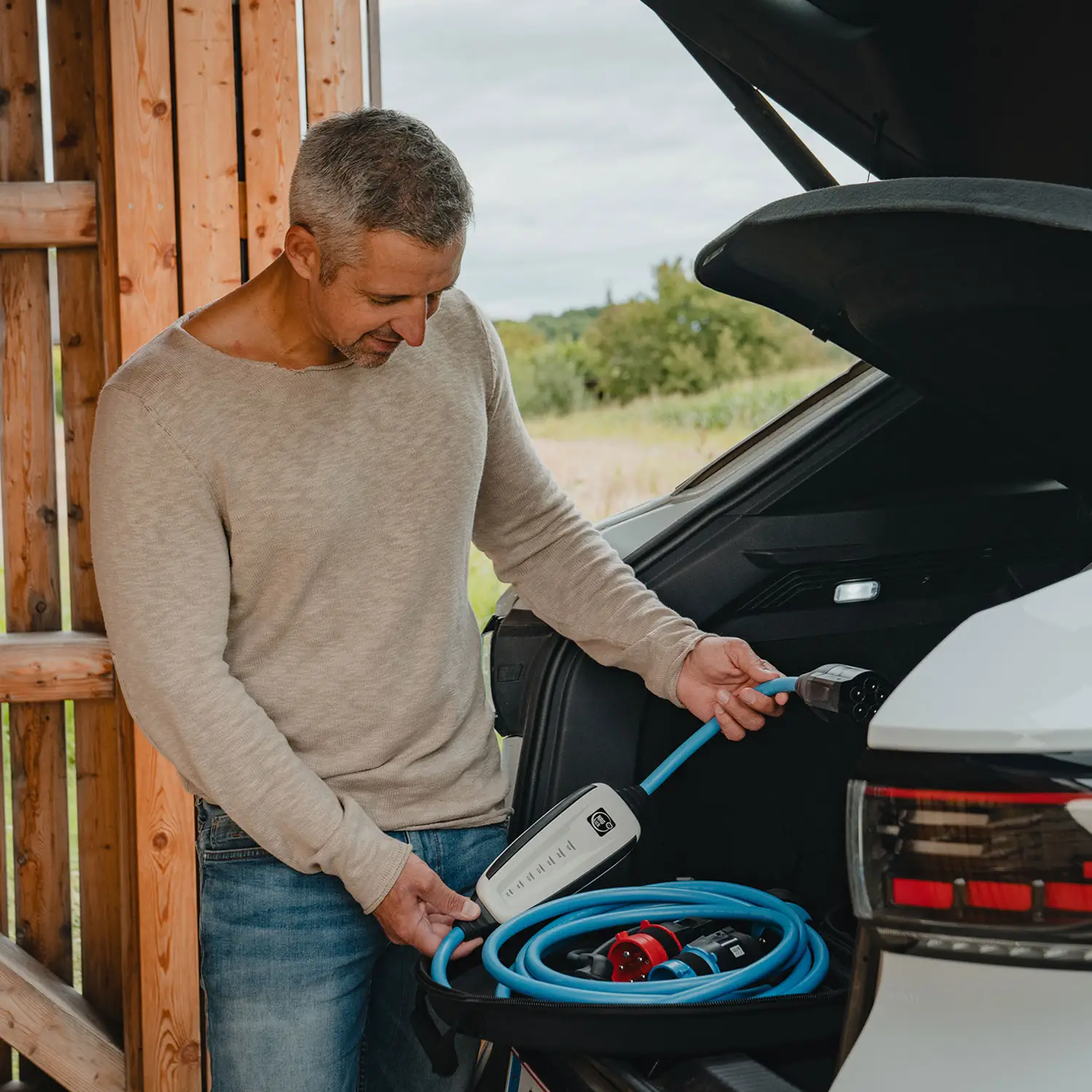 Mann nimmt NRGkick 32A aus Transporttasche heraus.