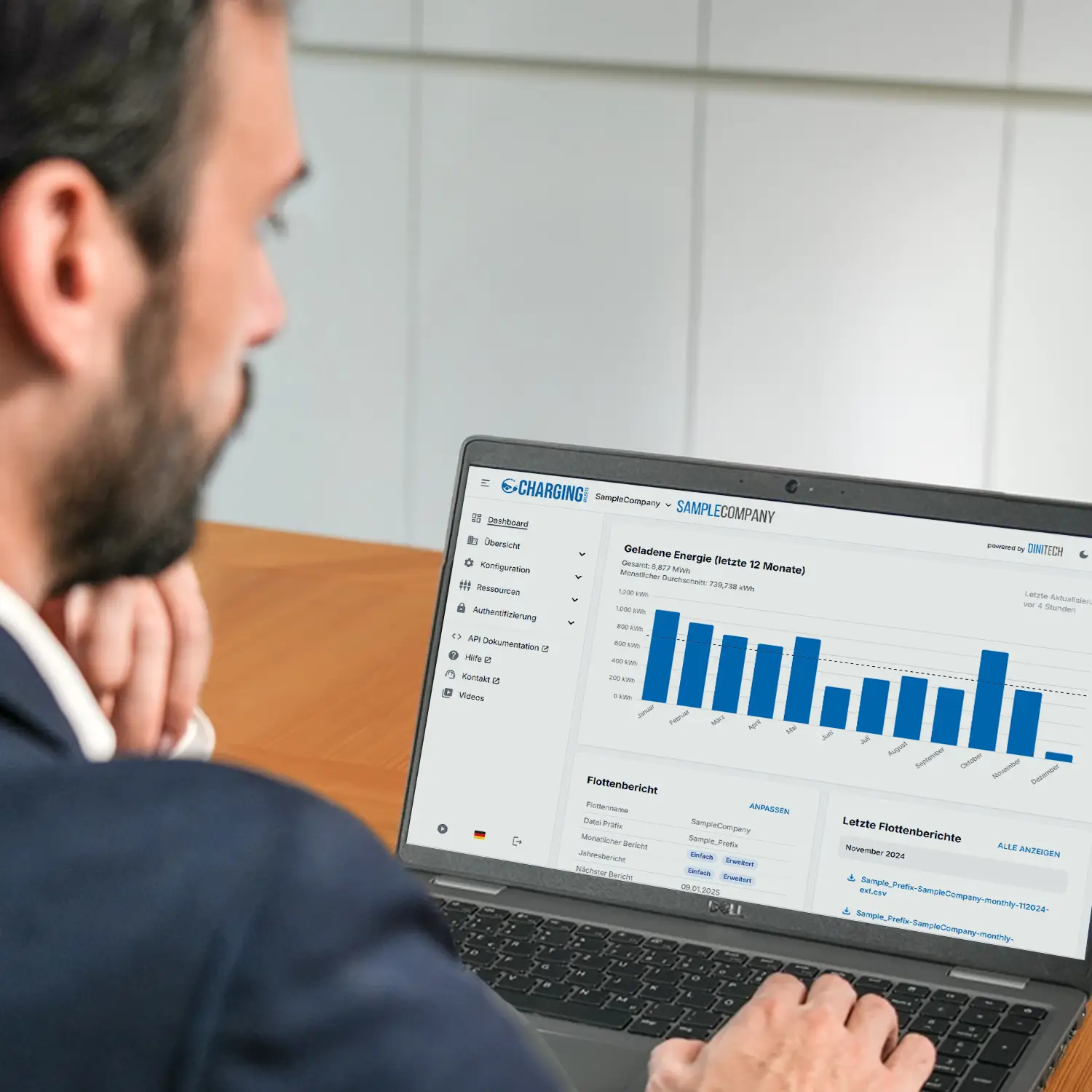 Flottenmanager nutzt Charging4Fleets-Portal auf Laptop mit NRGkick-Wallbox für Firmenflotten.