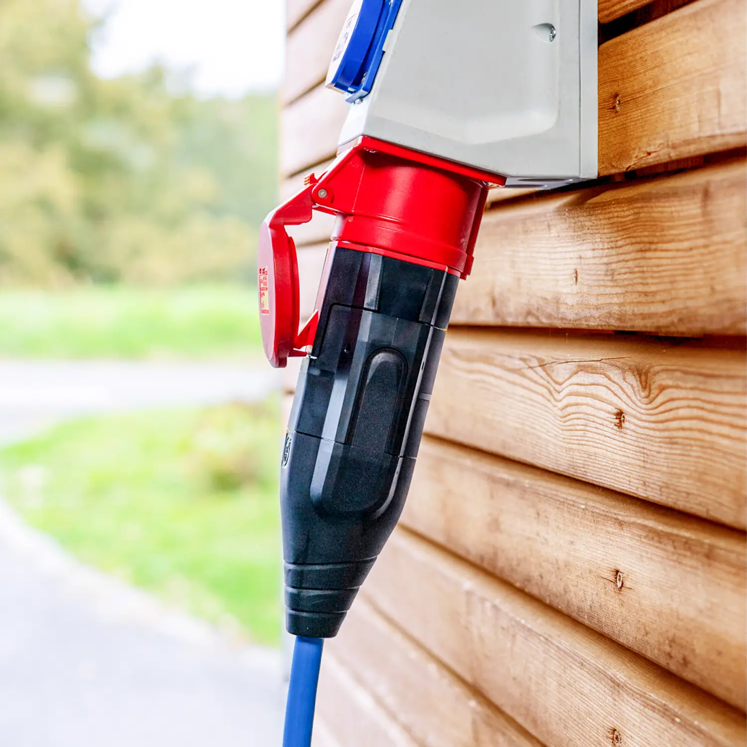 NRGkick smart attachment 32A 5pole charges electric car at high-voltage socket.