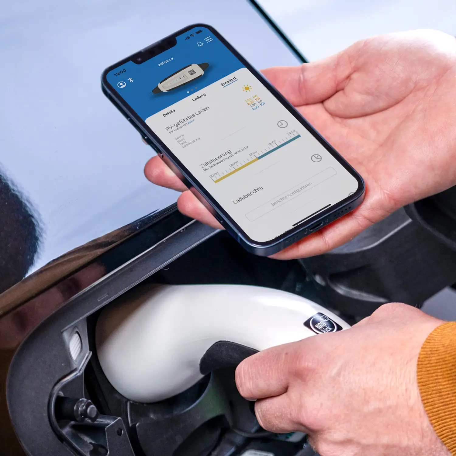 Elektroauto lädt an intelligenter NRGkick-Wallbox, App zeigt Ladestatus.