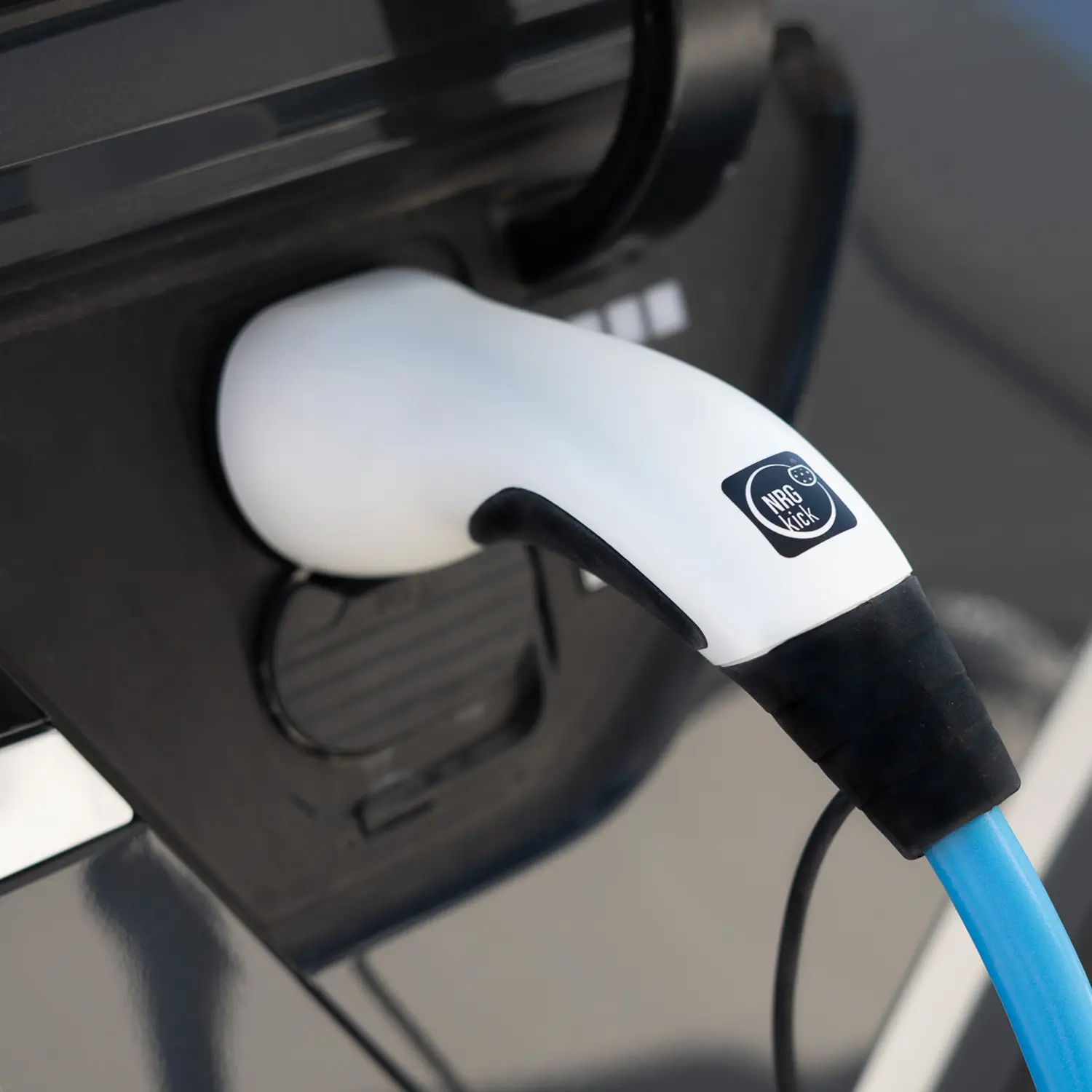Fahrzeugseitiger Typ-2-Stecker von NRGkick lädt sicher das E-Auto.