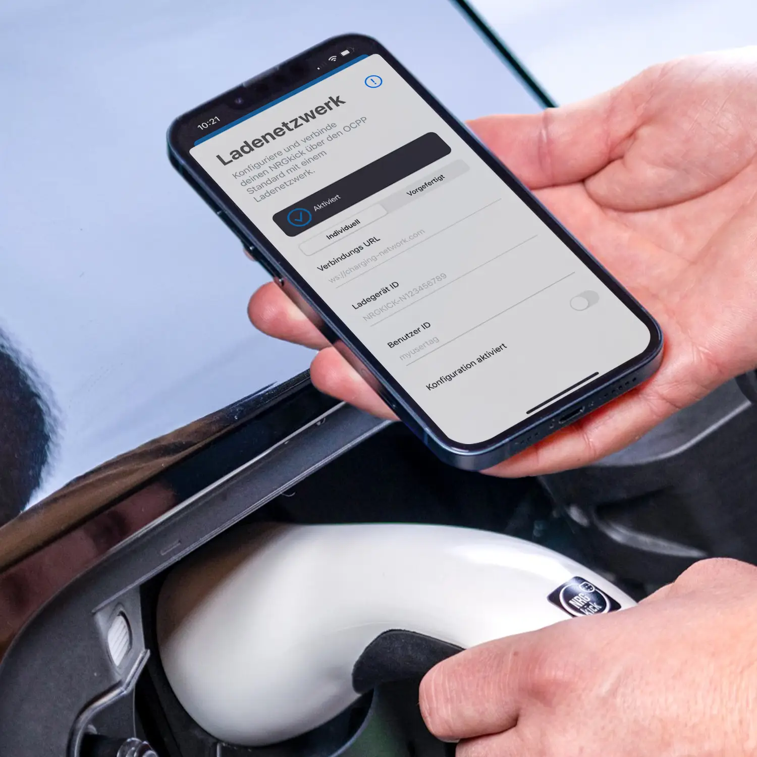 Elektroauto lädt an intelligenter NRGkick-Wallbox, App zeigt OCPP-Funktion.