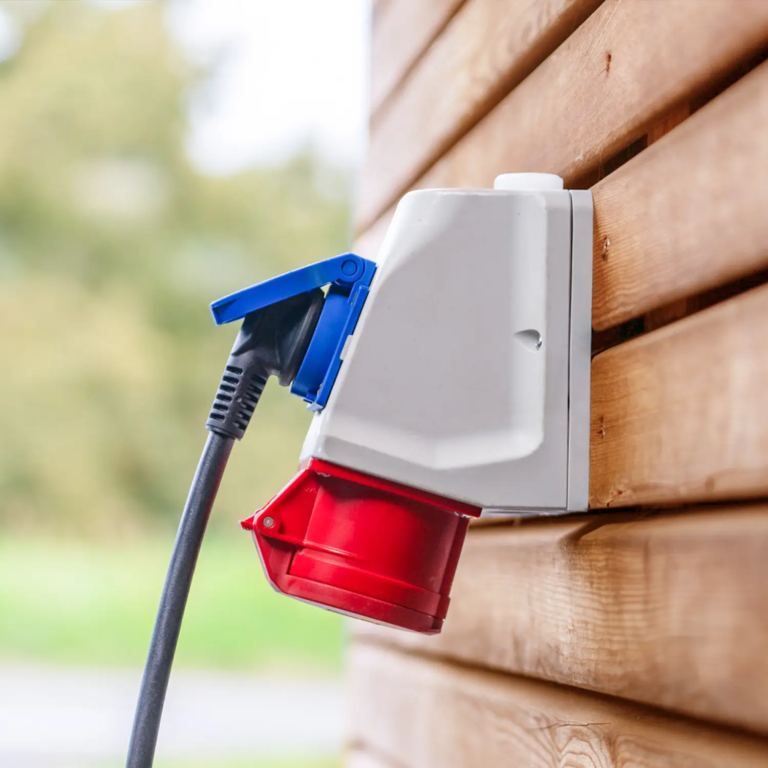 Elektroauto lädt mit NRGkick-Ladestation an normaler Steckdose.