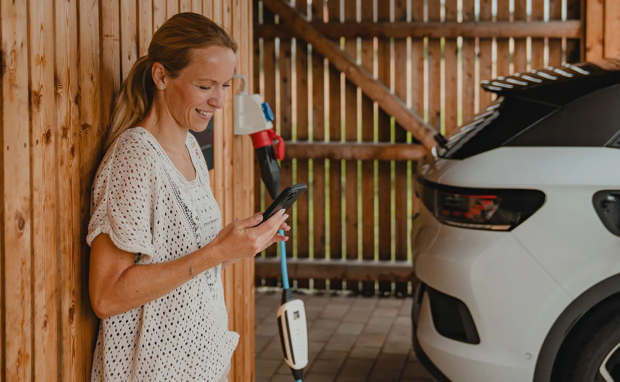 Frau bedient gerade den NRGkick mit der App.