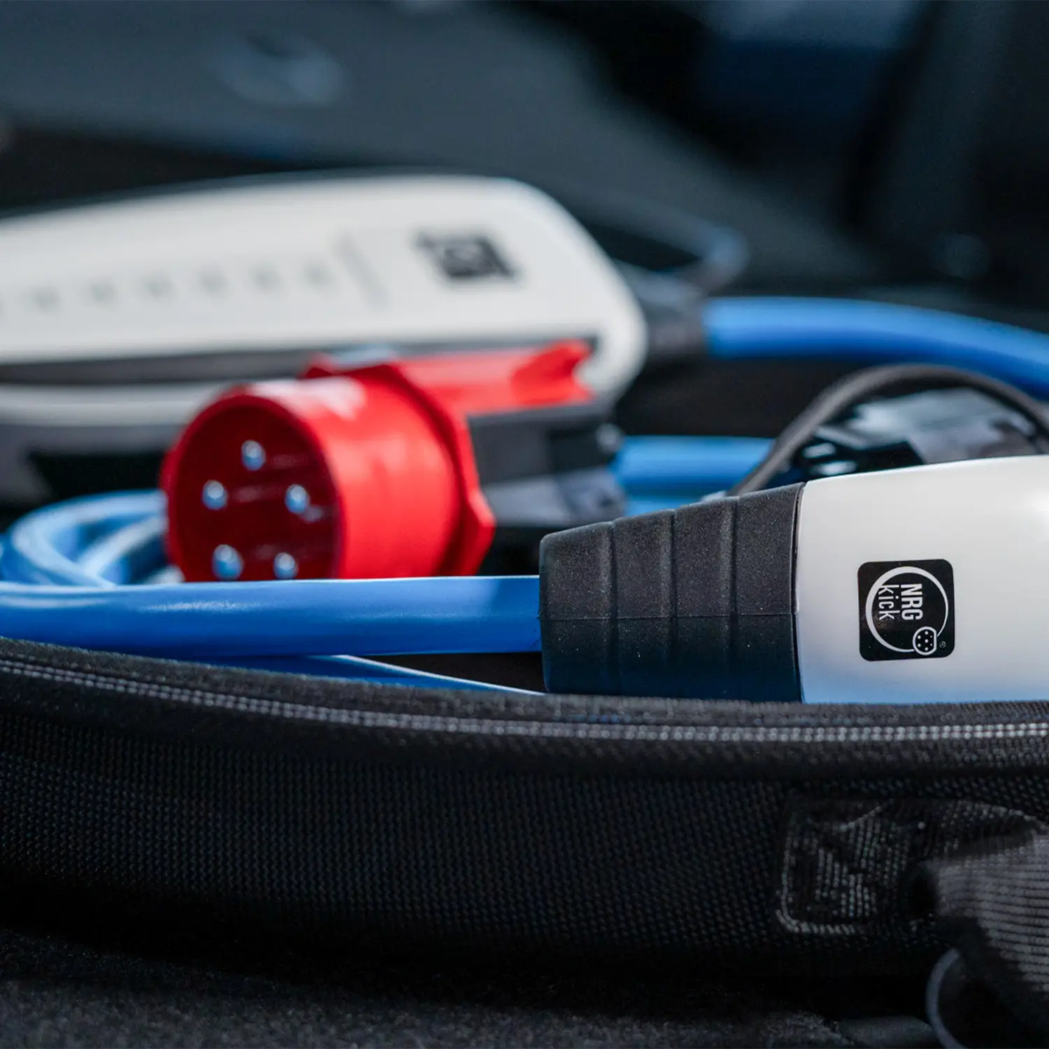 Nahaufnahme zeigt NRGkick-Wallbox in Transporttasche.