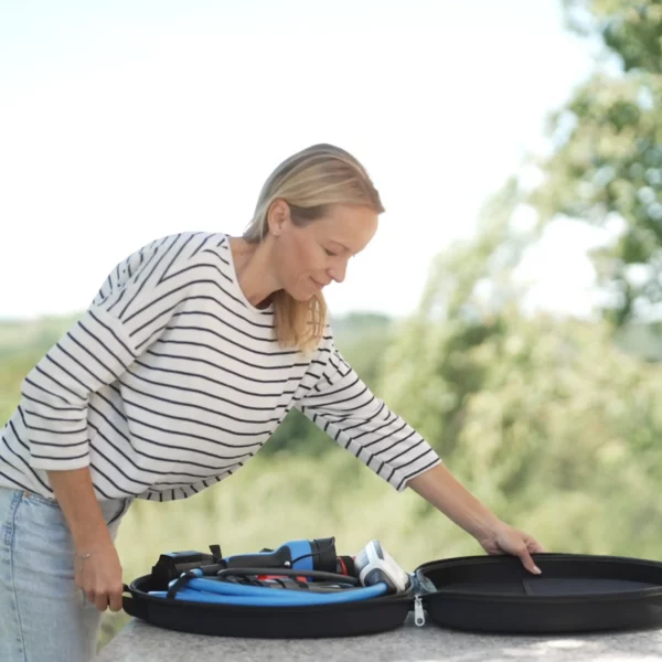 NRGkick Transporttasche wird geöffnet und enthält NRGkick und Zubehör.