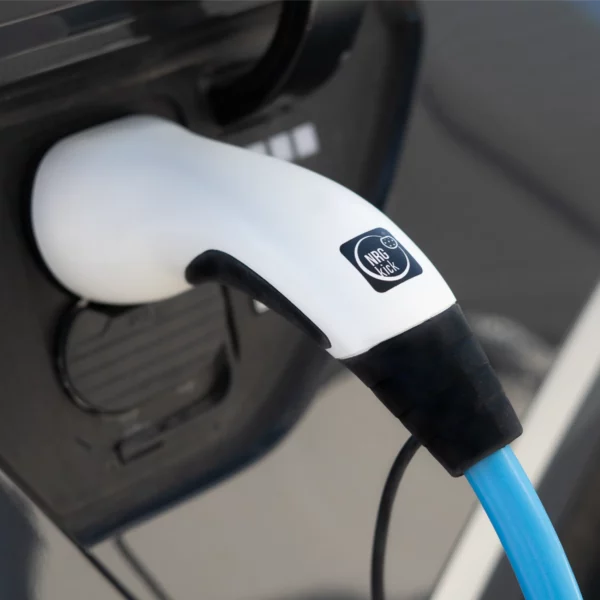 NRGkick 16A light mobile Wallbox ist mit fahrzeugseitigem Typ 2 Stecker am Auto angeschlossen.