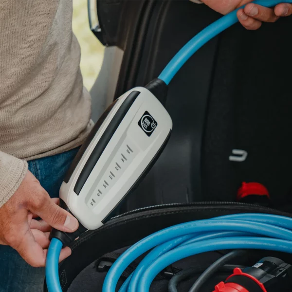 NRGkick 32A mobile Wallbox liegt in der Transporttasche.