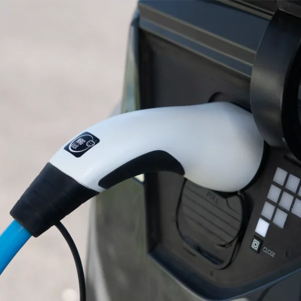 NRGkick 32A mobile Wallbox ist mit fahrzeugseitigem Typ 2 Stecker am Auto angeschlossen.