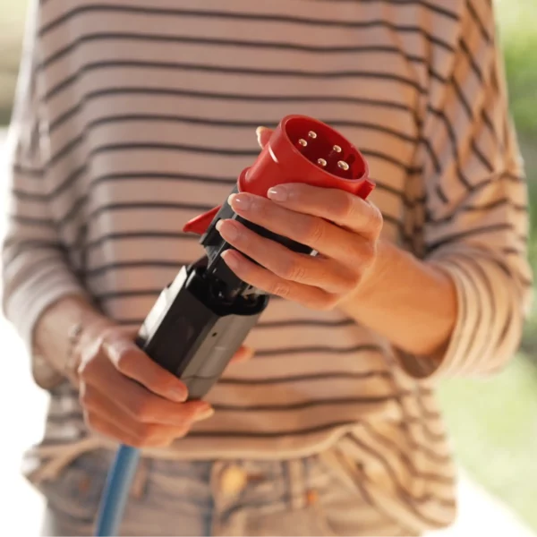 NRGkick Steckeraufsatz 16A 5Pol wird an NRGkick Ladeeinheit angesteckt.