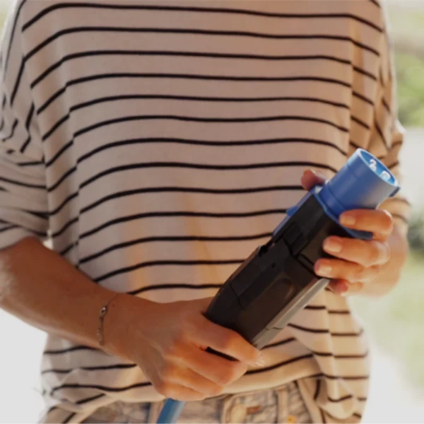 NRGkick Steckeraufsatz 32A 3Pol wird an NRGkick Ladeeinheit angesteckt.