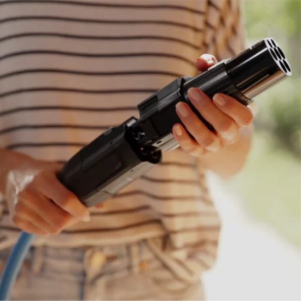 NRGkick Steckeraufsatz Typ 2 wird an NRGkick Ladeeinheit angesteckt.