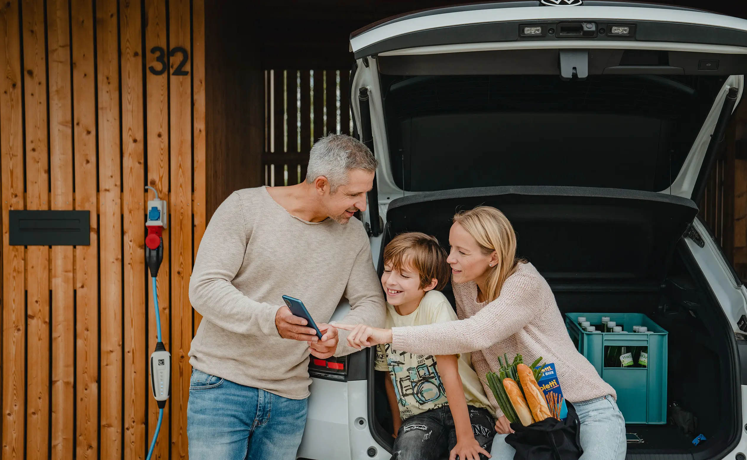 Familie lädt E-Auto mit der mobilen Wallbox von NRGkick zuhause