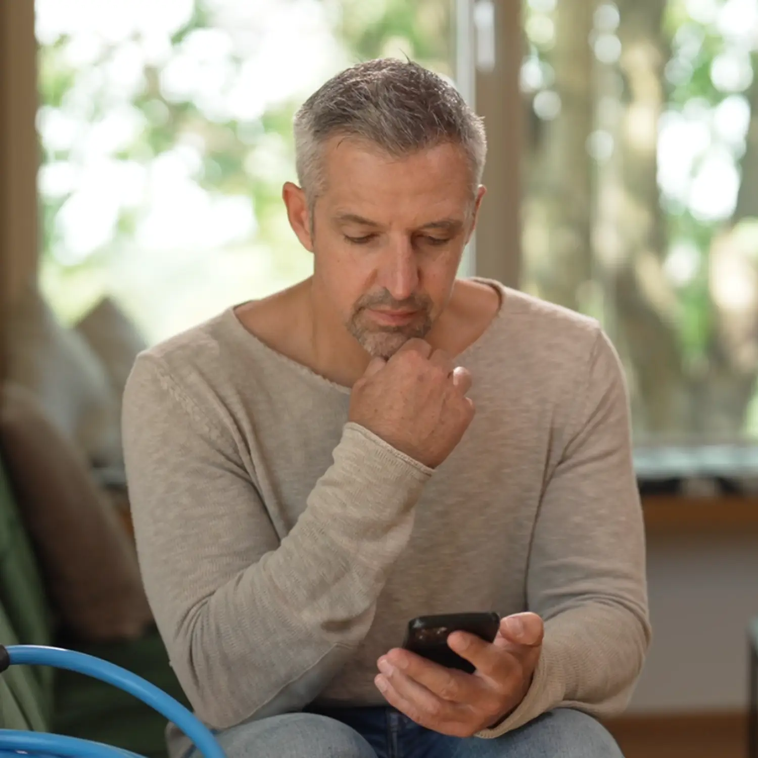 NRGkick-Support wird von Mann über Handy abgerufen.