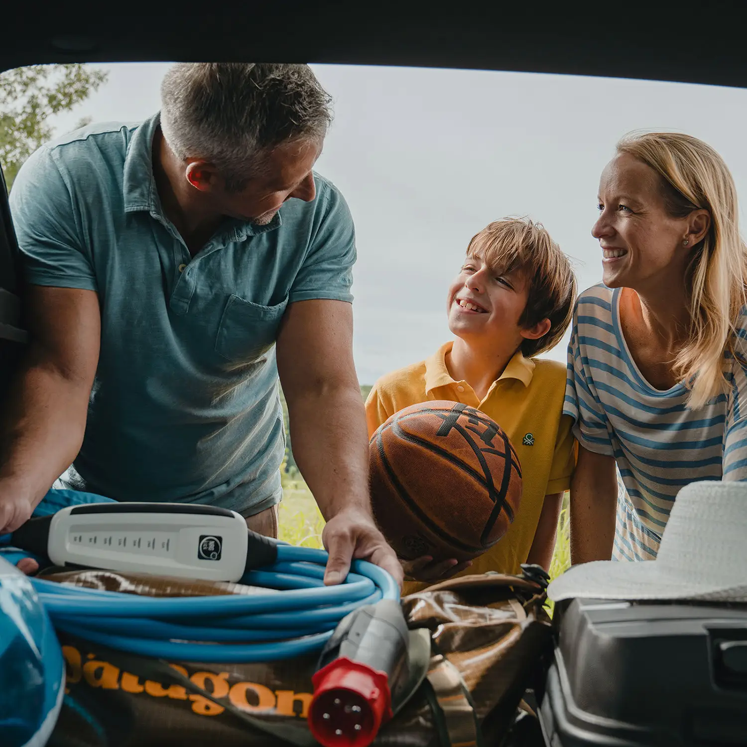 Familie reist mit mobiler NRGkick-Wallbox, um ihr E-Auto im Urlaub zu laden.