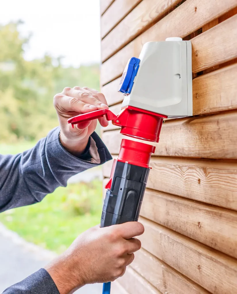 NRGkick 16A 5-pol mobile Ladestation, angeschlossen an Stromquelle, ideal für unterwegs